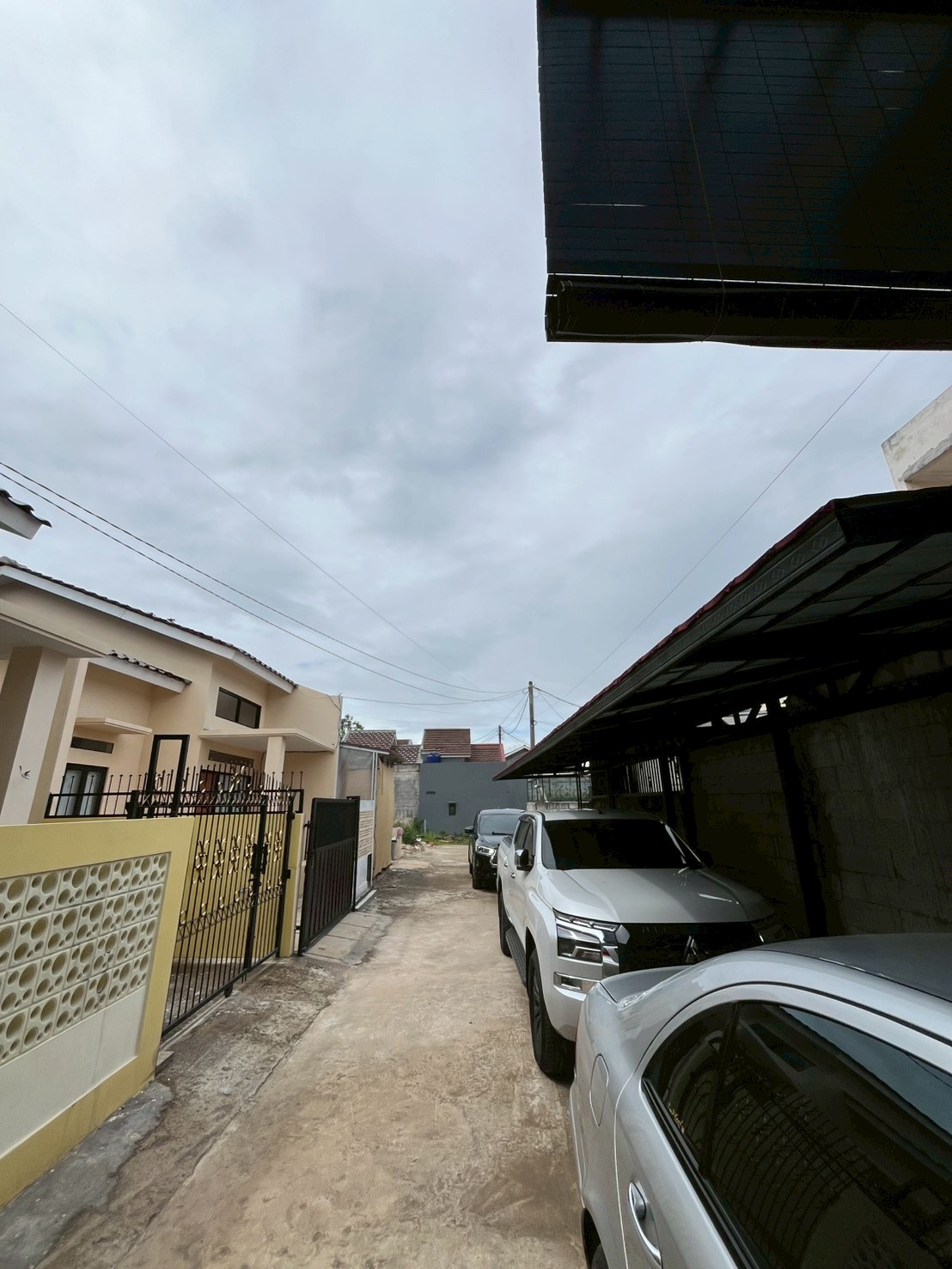 LINE_ALBUM_GP-4(Gerbang dan jalan perumahan)_251114_3